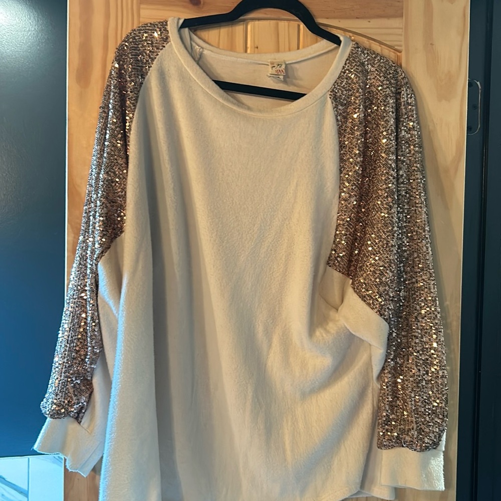 White and champagne colored sequince sleeve sweatshirt. 7th Ray XL